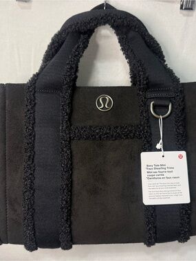NWT Lululemon Black Boxy Tote Mini with Faux Shearling Trim 4.5L
